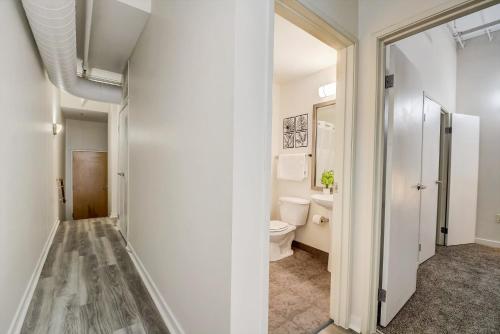 La salle de bains est pourvue de toilettes et d'un lavabo. dans l'établissement CozySuites - 2BR with Direct Skybridge Access #11, à Indianapolis