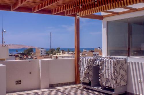 Elle comprend un balcon offrant une vue sur la ville et l'océan. dans l'établissement LAS GAVIOTAS DE PARACAS, à Paracas