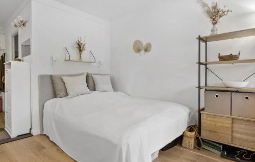 Tempat tidur dalam kamar di Stunning Apartment In Helsingr With Lake View