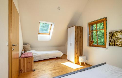 Habitación pequeña con cama y ventana en Ferienhaus In Guessing, en Güssing