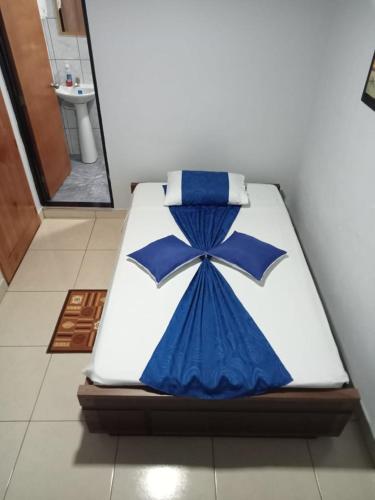 Un pat sau paturi într-o cameră la HOSTAL FAMAR