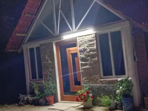una puerta delantera de una casa por la noche en Las escondidas, en Pueblo Nuevo