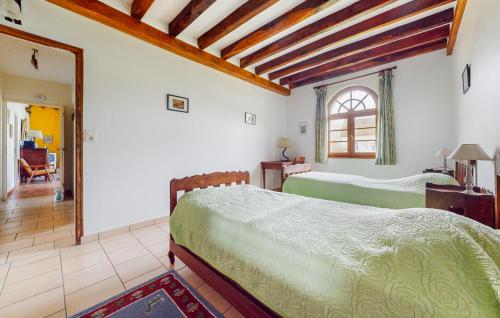 En eller flere senger på et rom på Beautiful Home In Villeherviers With Kitchen