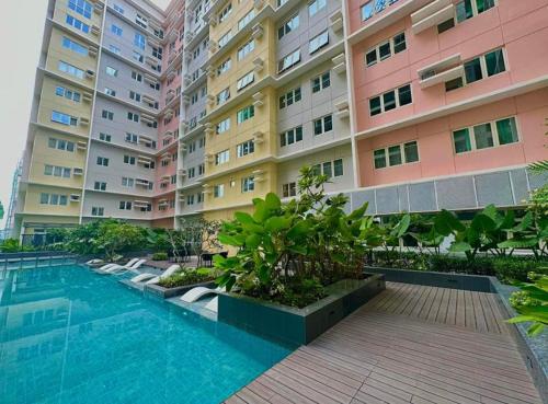 uma piscina em frente a um grande edifício de apartamentos em Magen's Place em Bacolod