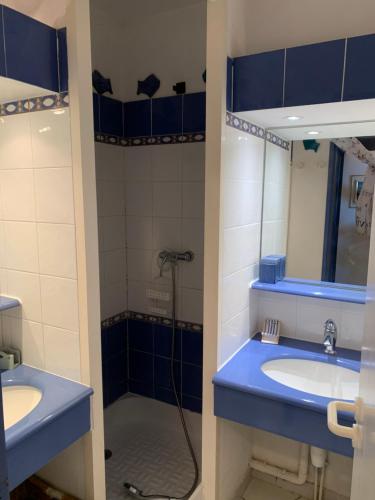 une salle de bain avec deux lavabos et une douche dans l'établissement Cap Estérel T3 jardin clôturé Grande terrasse couverte Vue Mer 2 chambres Village vacances Pierre et vacances, à Saint-Raphaël