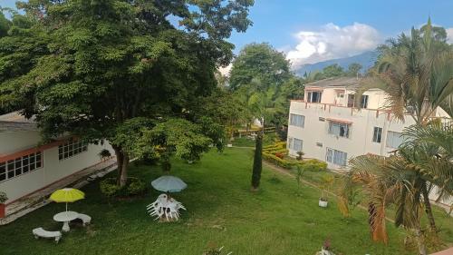 an aerial view of a yard with umbrellas and a building at Apartamento Campestre in Fusagasuga