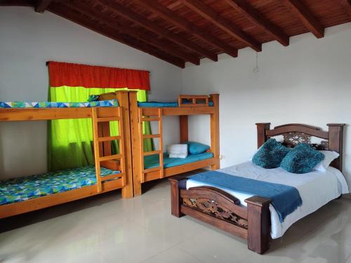 a bedroom with two bunk beds in a room at Finca con vista al embalse y jacuzzi in Guatapé