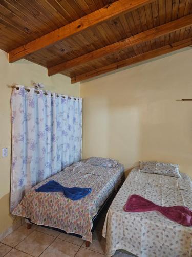 プエルトイグアスにあるpeixes apartの木製の天井が特徴のベッドルーム1室(ベッド2台付)