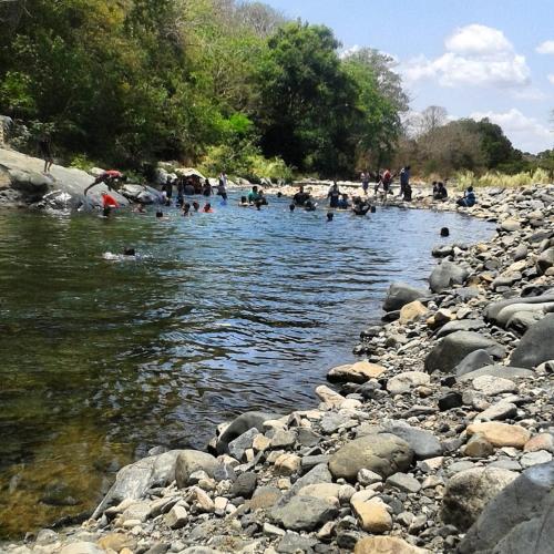 een groep mensen die in een rivier zwemmen bij CABAÑA MISSRAÍ TROPICAL in Loma del Naranjo