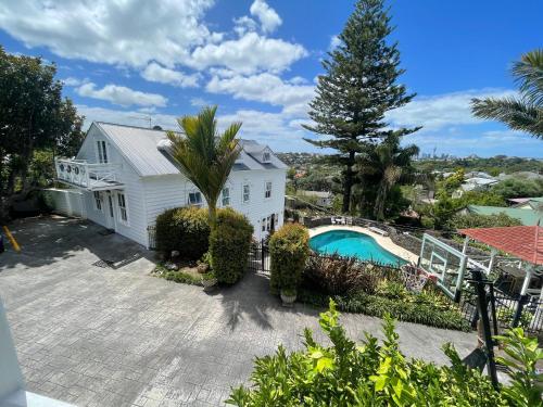 Výhled na bazén z ubytování Western Springs Villa to Auckland Central Heritage Villa nebo okolí