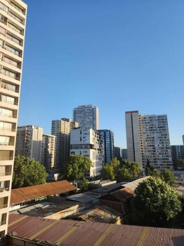 vistas a una ciudad con edificios altos en Moderno Departamento, en Santiago