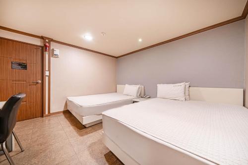 Postel nebo postele na pokoji v ubytování Top Motel Busan