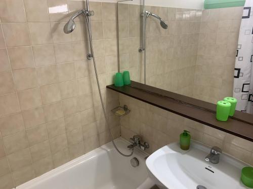 une salle de bain avec une baignoire, un lavabo et un miroir dans l'établissement Appartement T2 pour 4, terrasse vue mer, proche plages, parking inclus à Sainte-Maxime - FR-1-768-68, à Sainte-Maxime