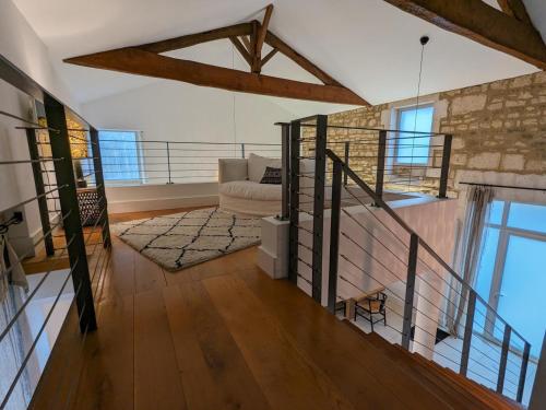 un salon avec un escalier et un canapé dans l'établissement Maison de Charme Moderne avec Jardin, Terrasse et Fibre - Saint-Yrieix-sur-Charente - FR-1-653-250, à Saint-Yrieix-sur-Charente