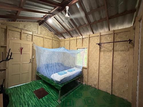 Cette chambre dispose d'un lit avec moustiquaire. dans l'établissement sofee homestay(Bulone Island)langu Satun Thailand, à Ko Bulon Le
