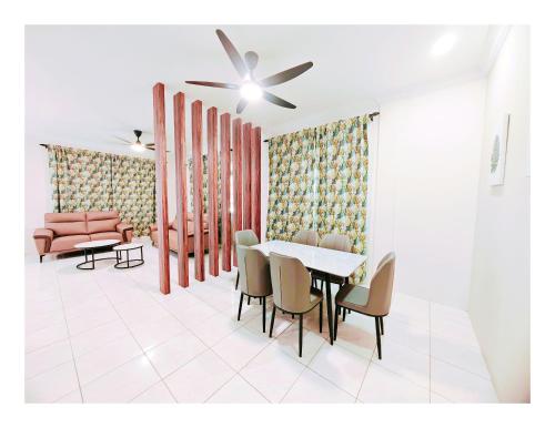 - une salle à manger avec une table et des chaises dans l'établissement Richmond Residence, à Kuching