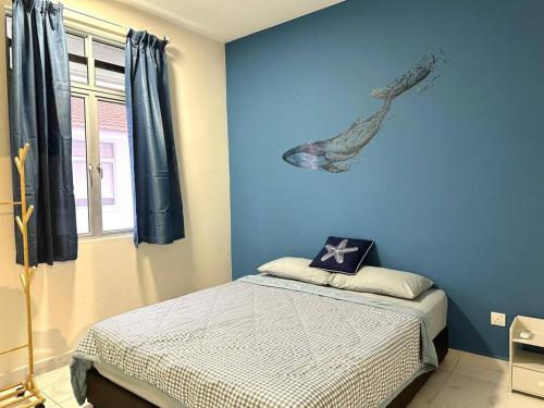 een slaapkamer met een bed in een blauwe muur bij Blue Ocean House 3br DatoOnn JB in Johor Bahru
