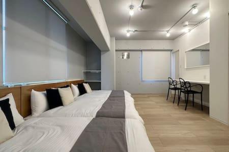bHOTEL Art Bldg - Stylish Apartment Very Good Location tesisinde bir odada yatak veya yataklar
