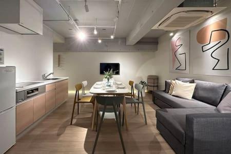 bHOTEL Art Bldg - Stylish Apartment Very Good Locationにあるテレビまたはエンターテインメントセンター