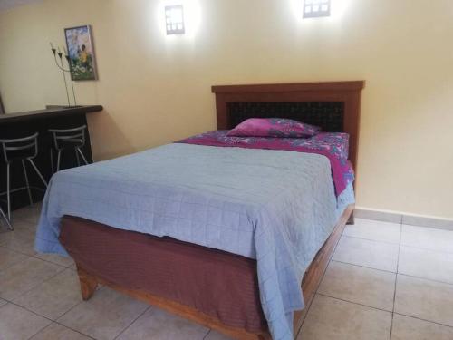 Легло или легла в стая в Suite equipada 2 camas mat, sala y cocina junto a Tec Santa Fe
