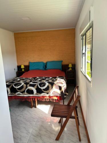 Schlafzimmer mit einem Bett mit einem Kopfteil aus Holz in der Unterkunft Posada campo bello in Quebracho