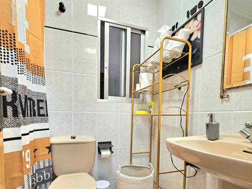 La salle de bains est pourvue de toilettes et d'un lavabo. dans l'établissement Calle Mayor next to beach, à Alicante