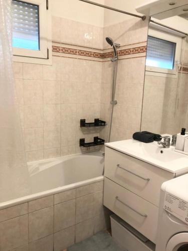 une salle de bain avec une baignoire, un lavabo et une douche dans l'établissement Studio CosyLux proche Paris Stade De France, à Saint-Denis