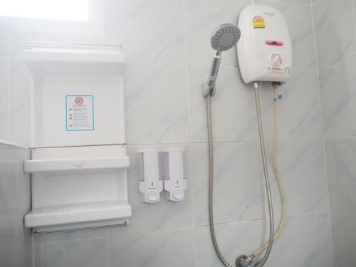 La salle de bains est pourvue d'une douche et d'un sèche-cheveux. dans l'établissement Billabong Golf Club & Resort, à Nong Prue