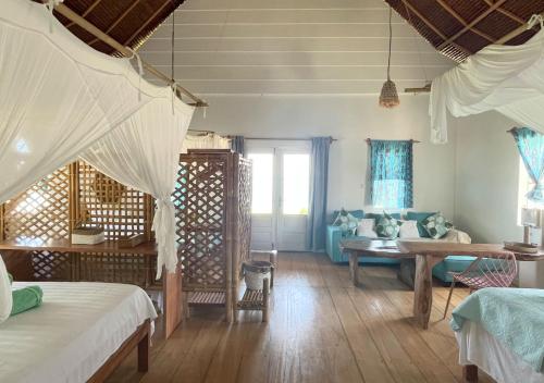 Katiet的住宿－Mentawai Katiet Beach House, Lance's Right HTS，一间卧室配有两张床和一张桌子及椅子