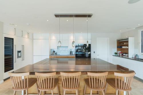 a kitchen with a table and four chairs at 10 Bowmoor Edge By Birch Stays in Gloucestershire