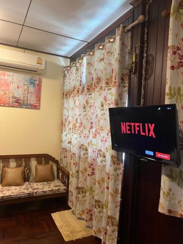 a television in a room with a netflix sign on it at Ban Heng in Phra Nakhon Si Ayutthaya
