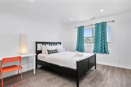 Cama ou camas em um quarto em Newly Remodeled Cozy 2BR or 3BR Apartment in Tanforan, block away from CalTrain, near SFO