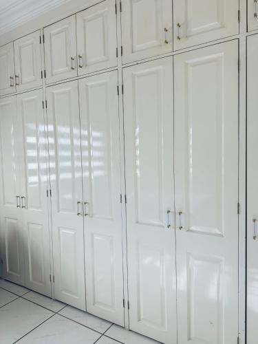 - un placard blanc avec des armoires blanches dans l'établissement Habitación en casa dentro de residencial céntrico, à Toluca