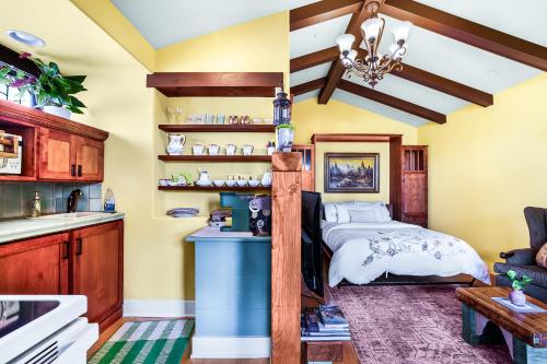 Dapur atau dapur kecil di Spanish Style Cozy Studio