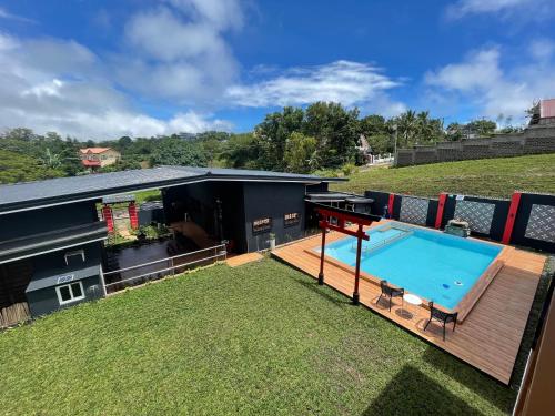 un patio trasero con piscina y una casa en CASA FRIO Private Resort (Alfonso’s cool weather), en Alfonso