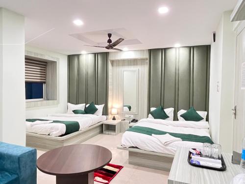 兰奇Hotel Sohrai Inn的有两张床和一张桌子的卧室