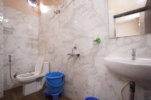 Prayagraj的住宿－Temptation Classio，白色的浴室设有水槽和卫生间。