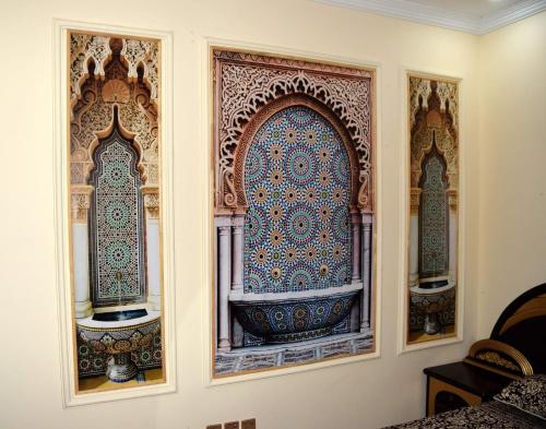 een badkamer met een raam met een wastafel bij Haji Jalaluddin Villa in Lower Topa