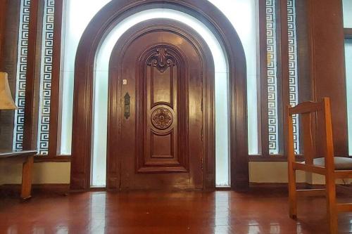 porta in legno in una stanza con arco di A Famosa CASA BRANCA da Barra! Suíte 6 c/ HIDRO a Rio de Janeiro