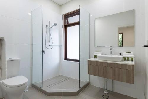 y baño con ducha, aseo y lavamanos. en Tropic Villa at 2/42 Garrick Street, en Port Douglas