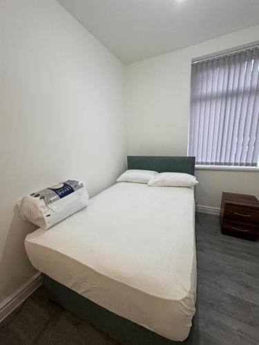Een bed of bedden in een kamer bij Chief Vic Guest house