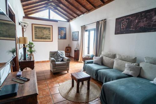 een woonkamer met een bank en een tafel bij Casa Dante in Tías
