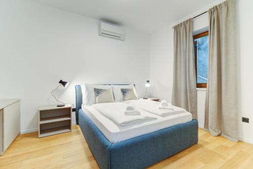- une chambre avec un grand lit et une fenêtre dans l'établissement The View Opatija, à Opatija