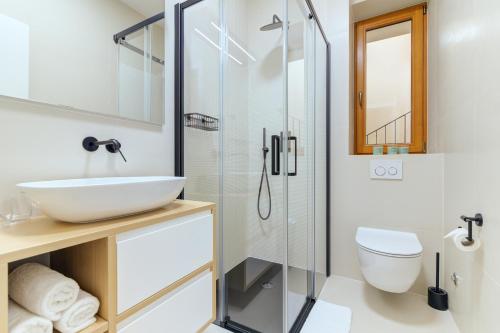 La salle de bains est pourvue d'un lavabo et d'une douche en verre. dans l'établissement The View Opatija, à Opatija