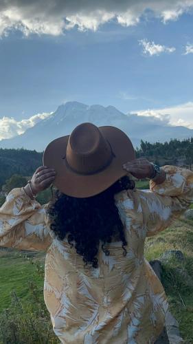 a person wearing a dress and a cowboy hat at Steingarten, Casa de Campo hermosa y amoblada. in Riobamba