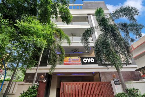 un bâtiment avec un panneau à l'avant dans l'établissement OYO Shri Inn, à Vijayawada