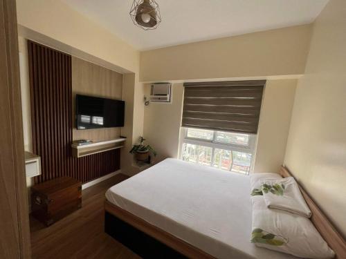 Giường trong phòng chung tại 2 bedroom with parking balcony fully furnished free wifi pool