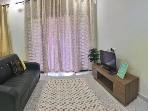Homestay HABI Residence في Kepala Batas: غرفة معيشة بها أريكة وتلفزيون