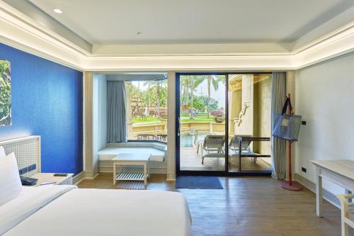 Habitación de hotel con cama y balcón en Beyond Kata, en Kata Beach