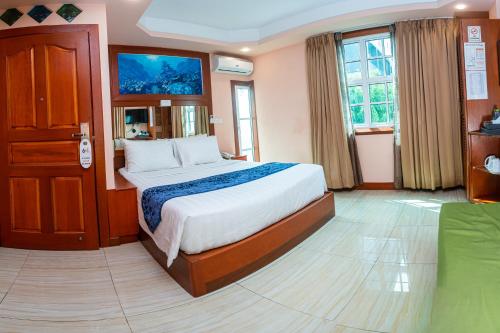 ZAN Lodge في مدينة ماليه: غرفه فندقيه سرير وتلفزيون